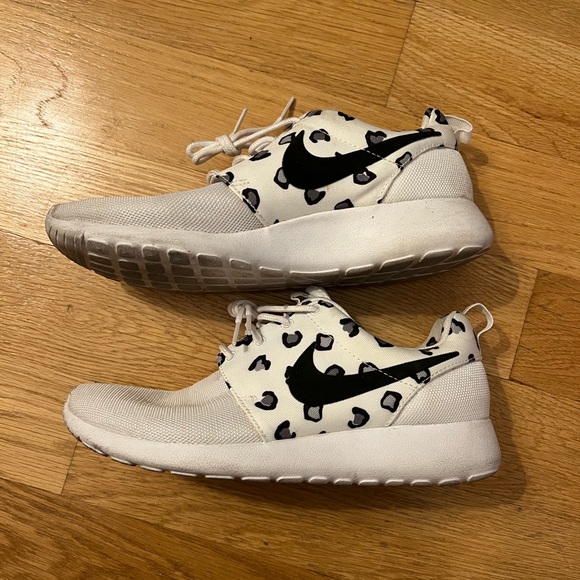 Nike Roshe Run in Black / White Animal Print - Womens Size 8.5 - Picture 5 of 5